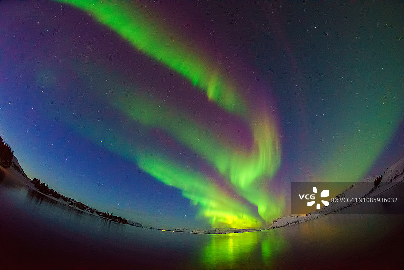 绚丽多彩的北极光在天空中舞动图片素材