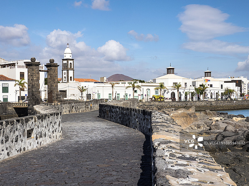 西班牙加那利群岛兰萨罗特岛首府阿雷西费的风景和中世纪桥梁图片素材