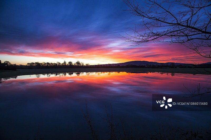 日落时分美丽的天空和云彩爱尔兰风光图片素材