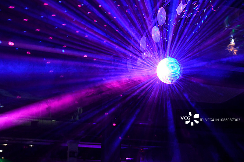 迪斯科球反射的光束图片素材