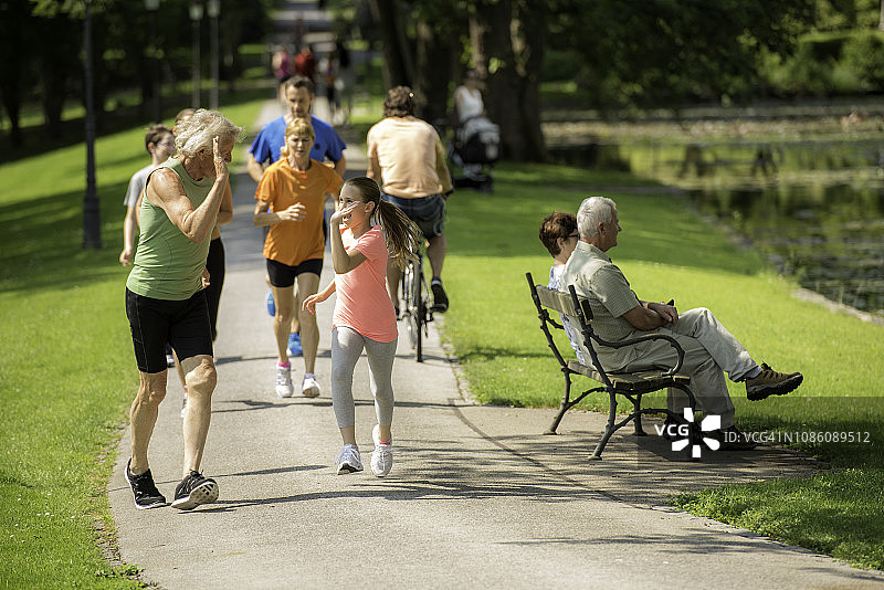 祖孙奔跑时击掌图片素材