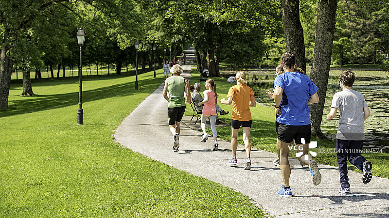 大家庭在公园跑步图片素材