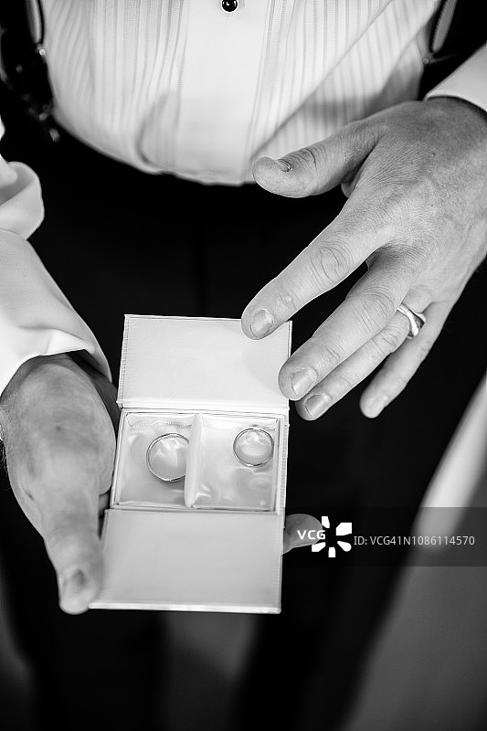 挪威海德马克手持结婚戒指的男子黑白照图片素材