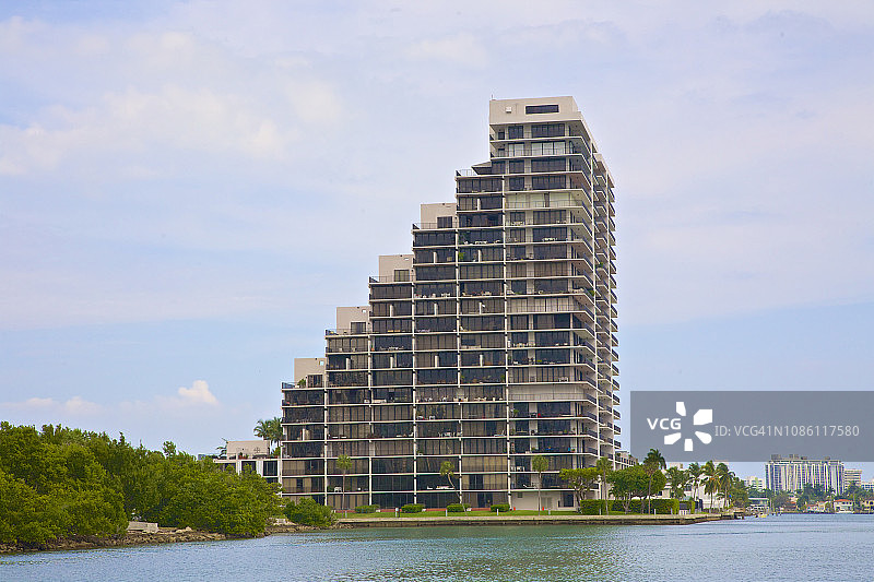 迈阿密威尼斯岛上的豪华倾斜公寓大楼图片素材
