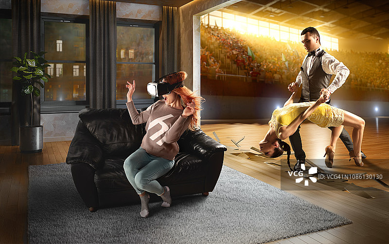 佩戴VR眼镜跳舞的女人图片素材