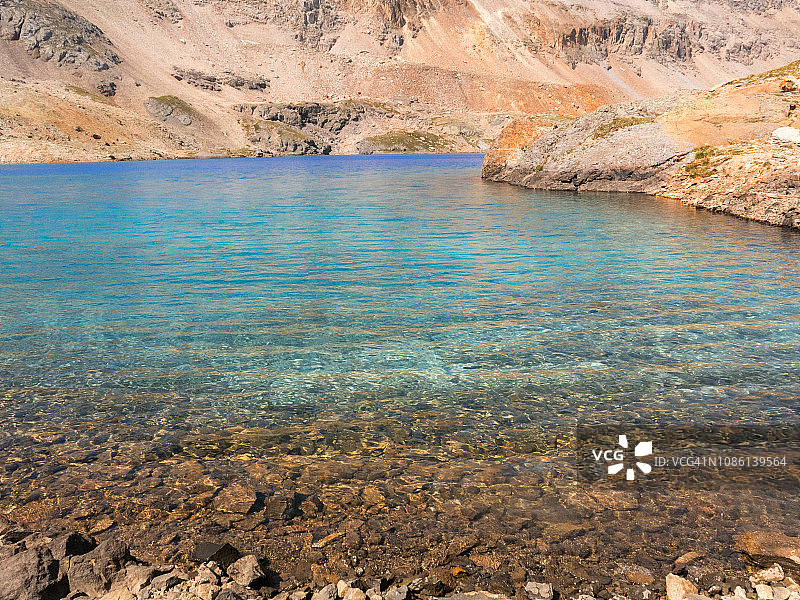 科伦拜恩湖岸边的山地忧郁图片素材