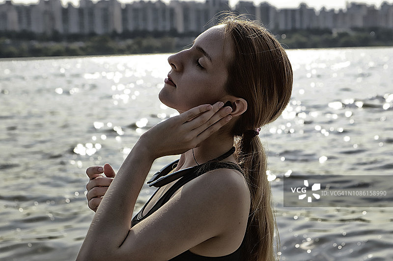 戴着耳机听音乐的运动女人图片素材