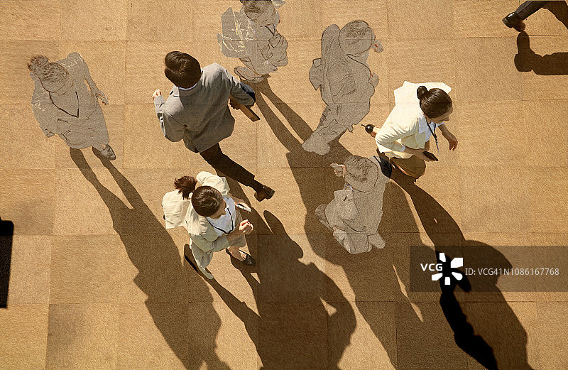 年轻女子和热带雨林瀑布的多次曝光图片素材