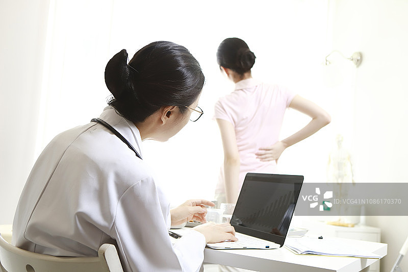 医生检查患者背痛图片素材