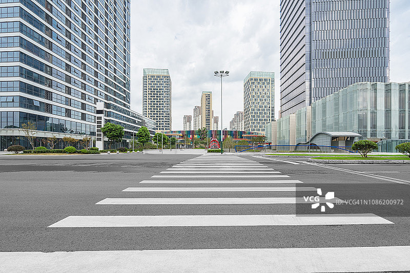 空旷的城市街道十字路口图片素材