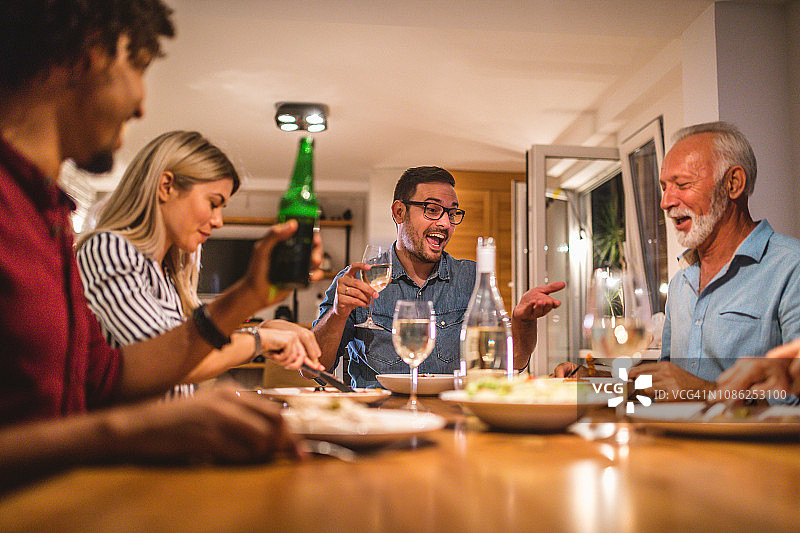 让我们举杯庆祝！图片素材