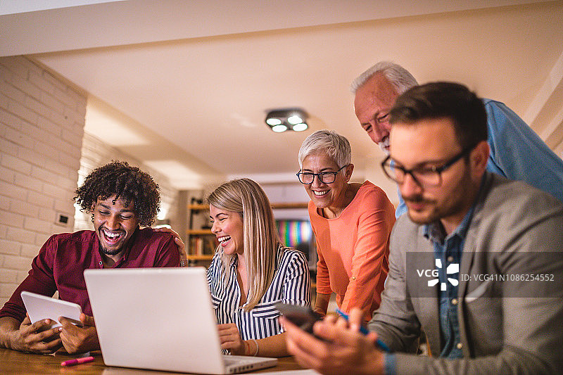 同事们一起工作图片素材