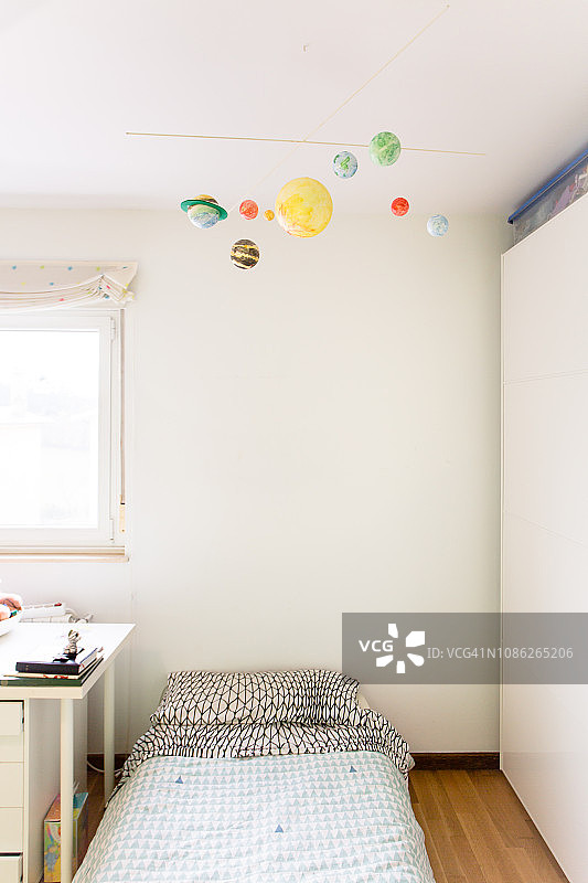 儿童房里的手工太阳系模型图片素材