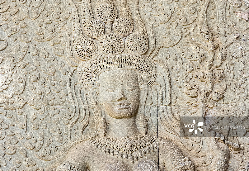 吴哥窟西侧门廊内阿普萨拉的独特微笑雕刻图片素材