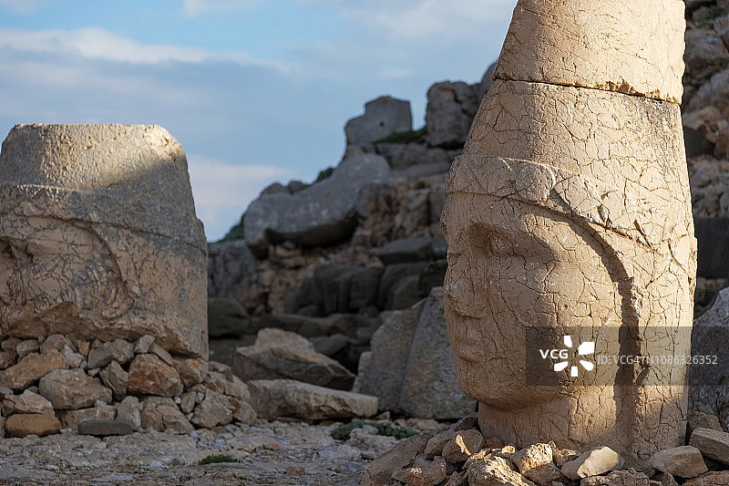 土耳其内姆鲁特山的石头头像雕像图片素材