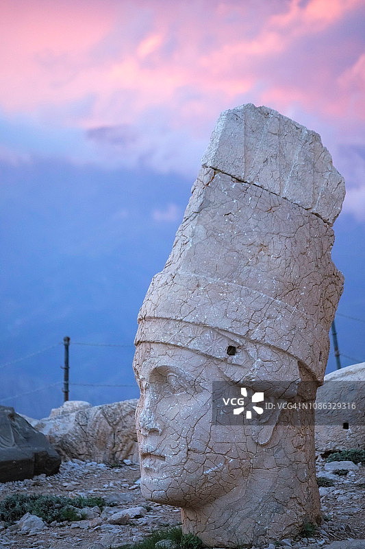 土耳其内姆鲁特山的石头头像雕像图片素材