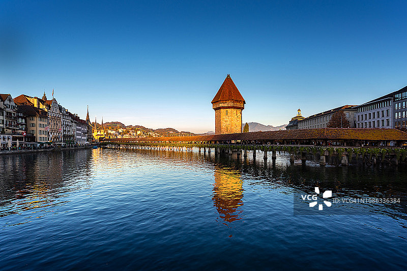 瑞士琉森湖教堂桥日落倒影图片素材