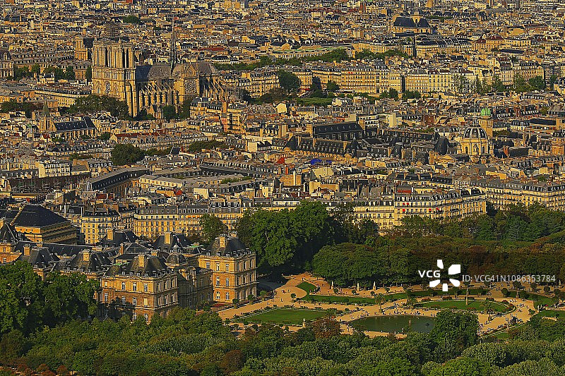法国巴黎圣母院与法式屋顶建筑俯瞰图片素材