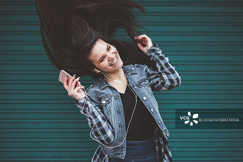 快乐的跳舞女孩图片素材