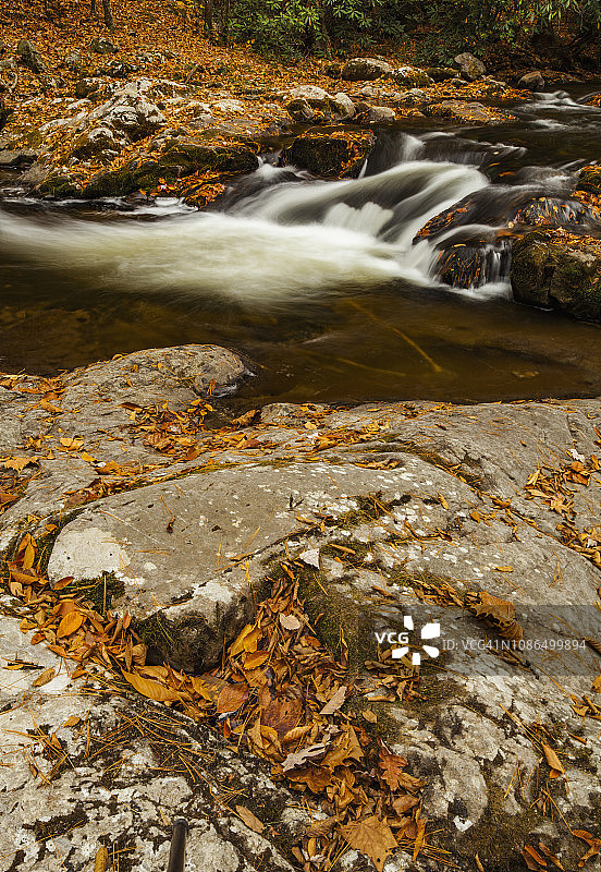 大雾山大溪流图片素材