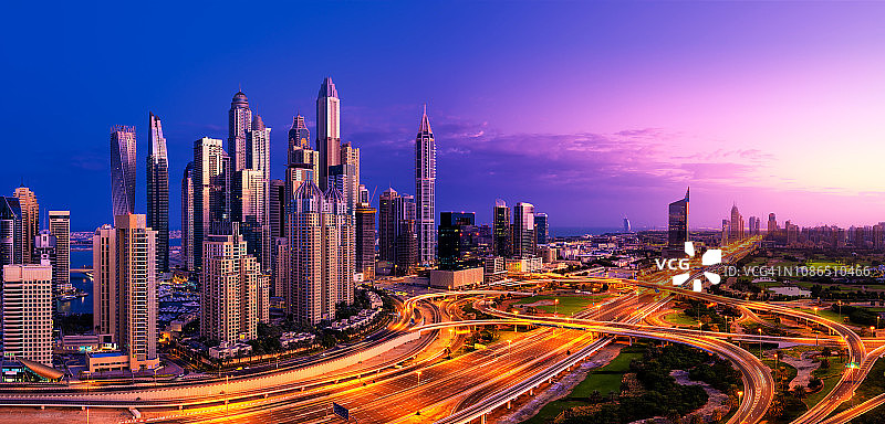 日出时分的迪拜码头天际线全景(XXL)图片素材