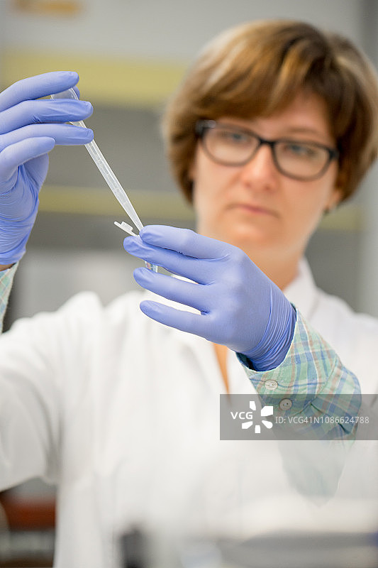 成年女性生物学家准备科学样本图片素材