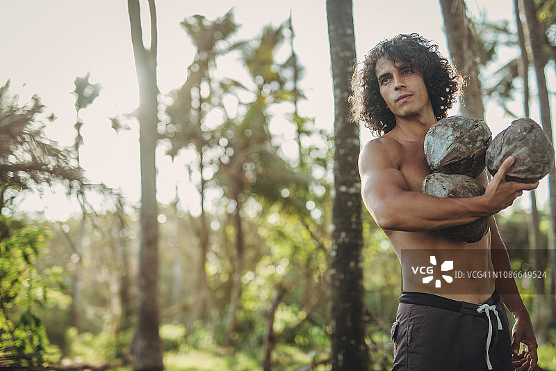 捡起椰子的男人图片素材