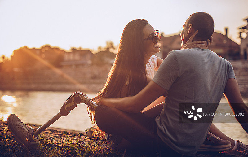 快乐的年轻夫妇图片素材