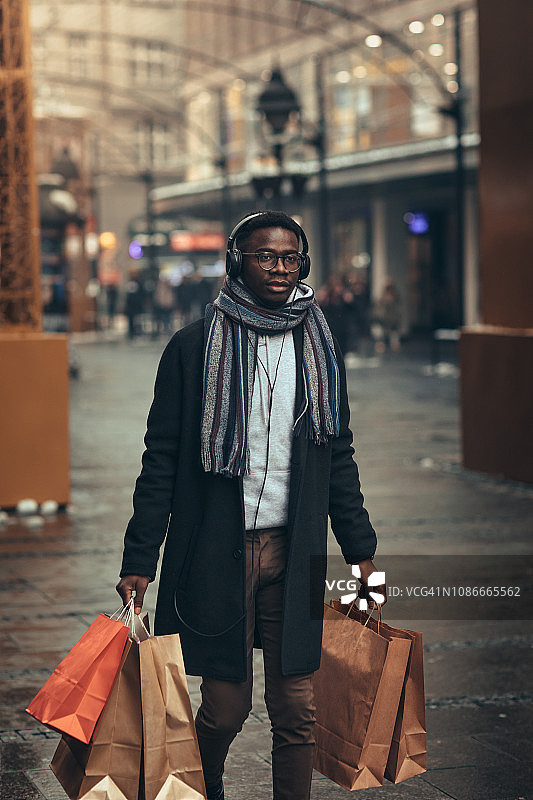 圣诞节购物：非洲男人购物图片素材