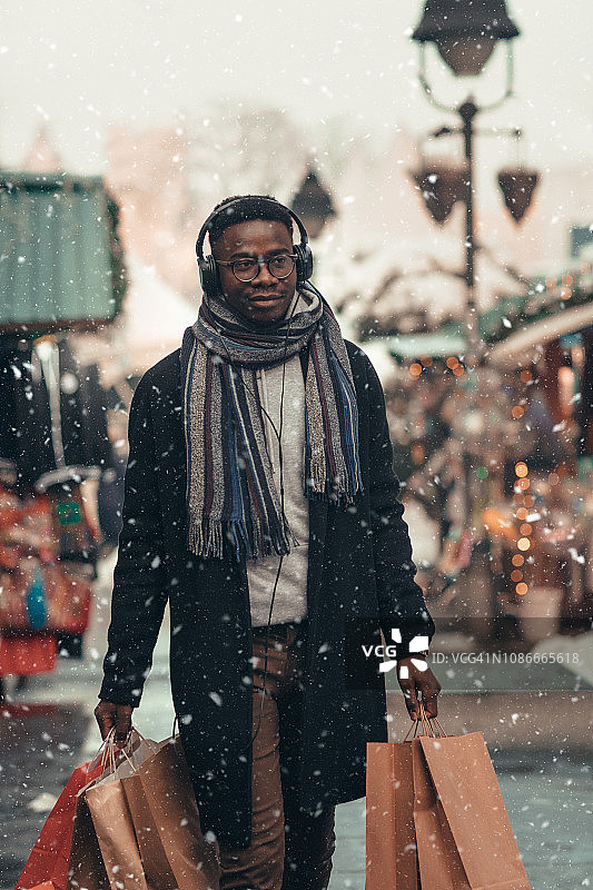 圣诞节购物：非洲男人购物图片素材