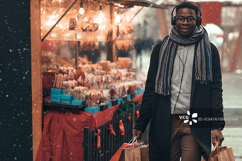 圣诞节购物：非洲男人购物图片素材