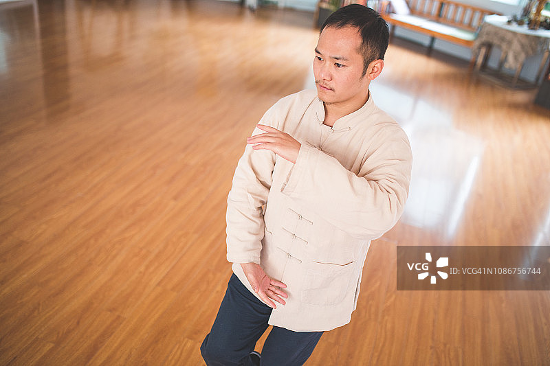 拥抱球姿图片素材