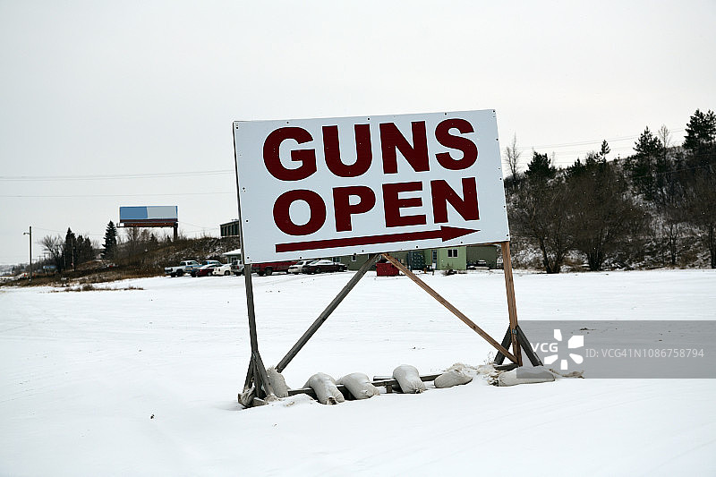 美国北达科他州迈诺特市的枪支开放标志图片素材