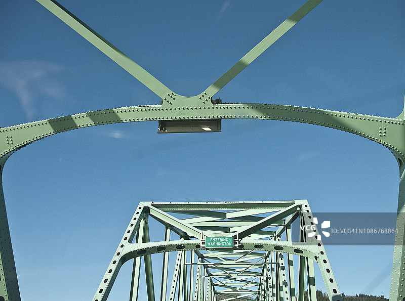 在跨哥伦比亚河的桥上进入华盛顿州图片素材