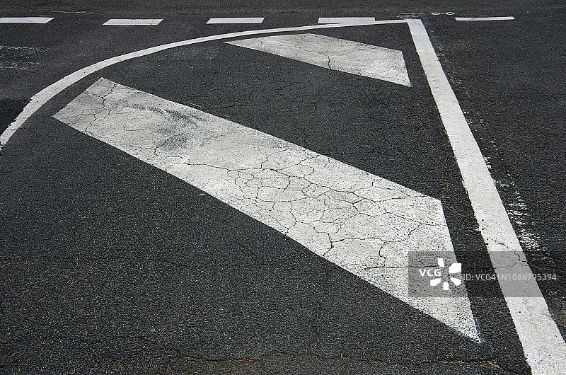 道路交叉口的彩绘交通岛图片素材