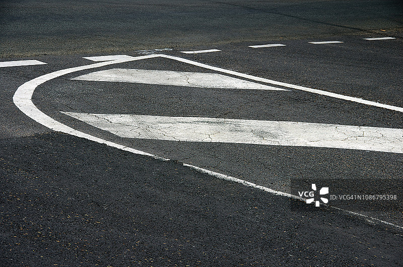 道路交叉口的彩绘交通岛图片素材