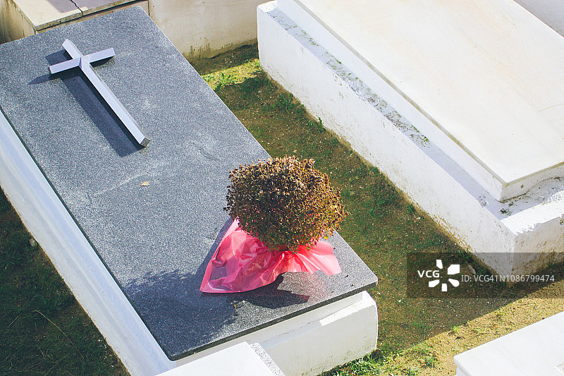 坟墓上的干花花束图片素材