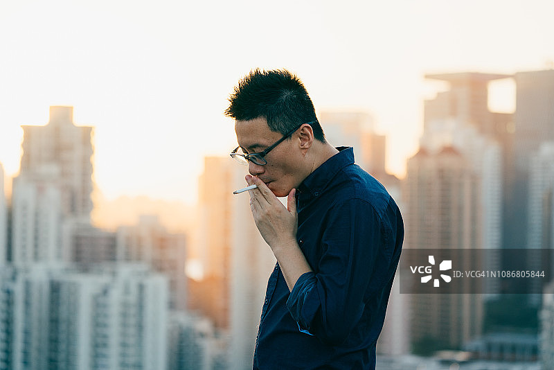 站在高处俯瞰城市高楼图片素材