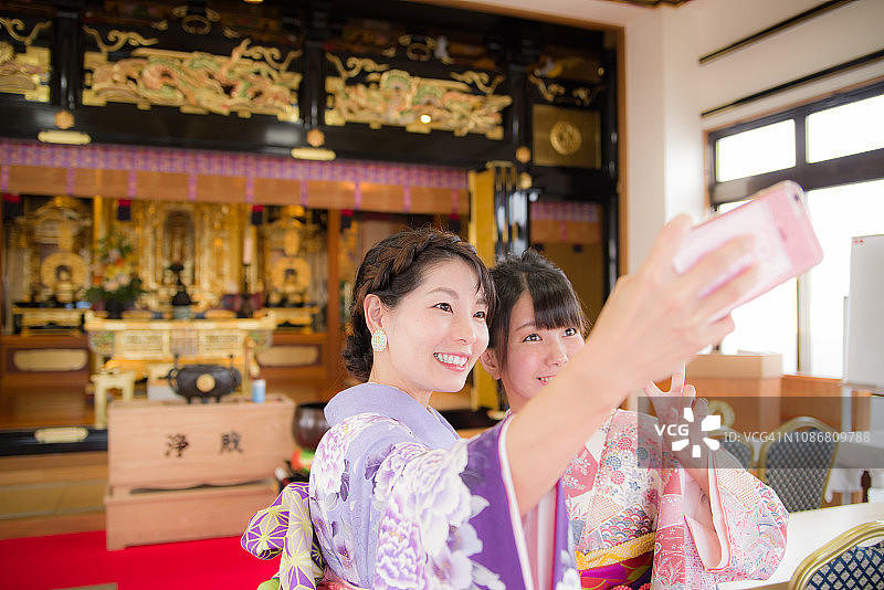 身穿和服、正在祭拜的日本女人图片素材