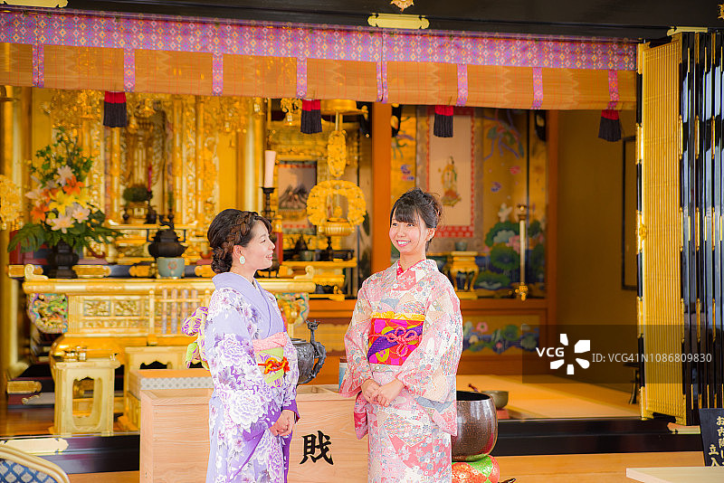 身穿和服、正在祭拜的日本女人图片素材