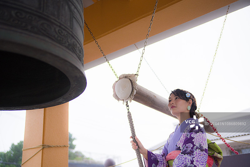 身穿和服、正在祭拜的日本女人图片素材