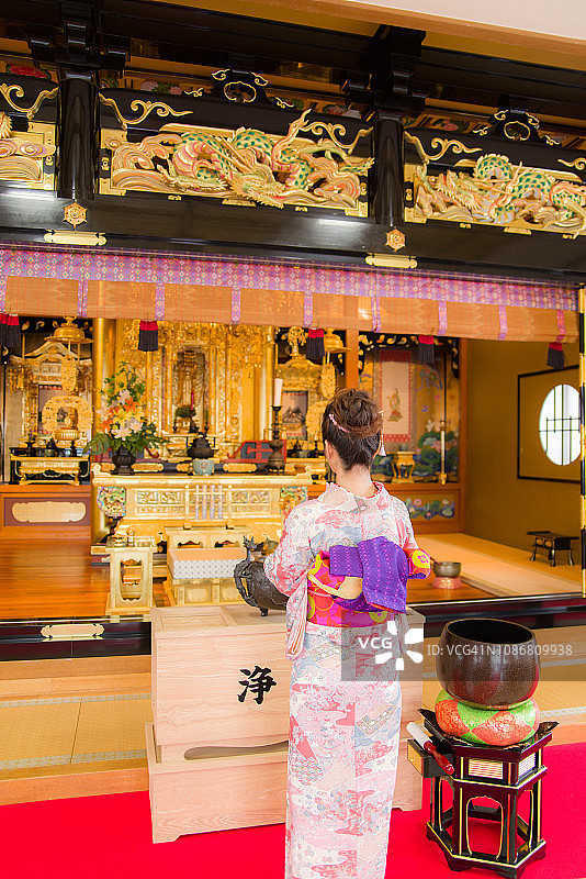 身穿和服、正在祭拜的日本女人图片素材