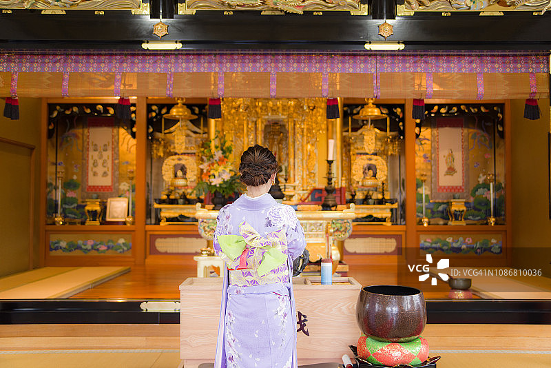 身穿和服、正在祭拜的日本女人图片素材