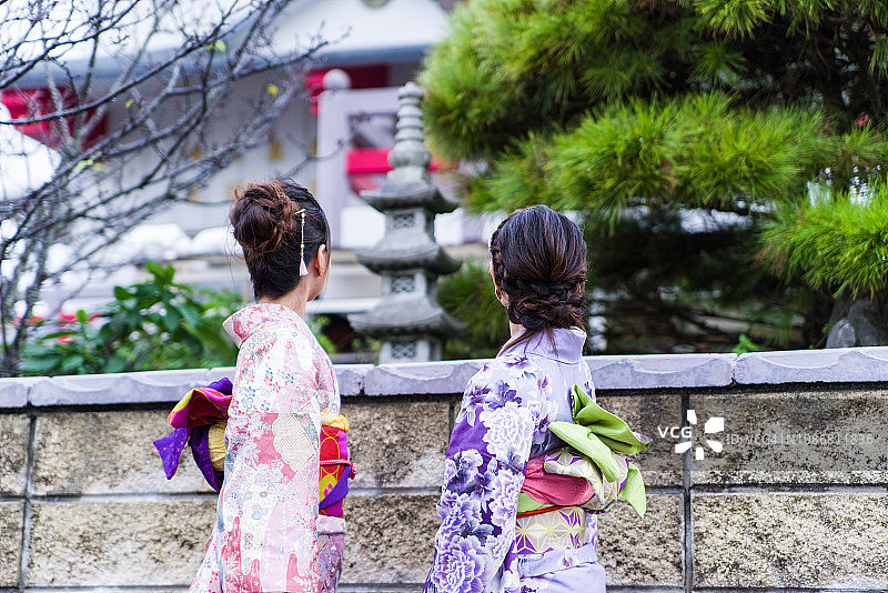 身穿和服、正在祭拜的日本女人图片素材