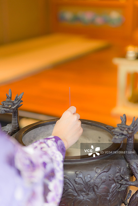 身穿和服、正在祭拜的日本女人图片素材