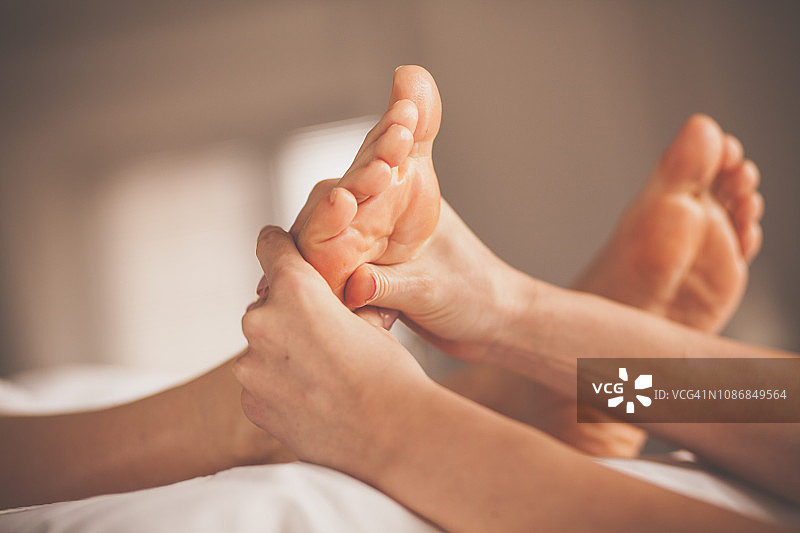 女士在水疗中心接受足底反射疗法图片素材