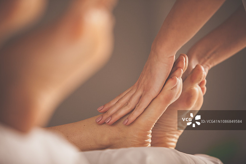 在水疗中心进行腿部和足部按摩图片素材