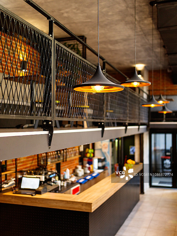 现代工业风酒吧内部设计图片素材