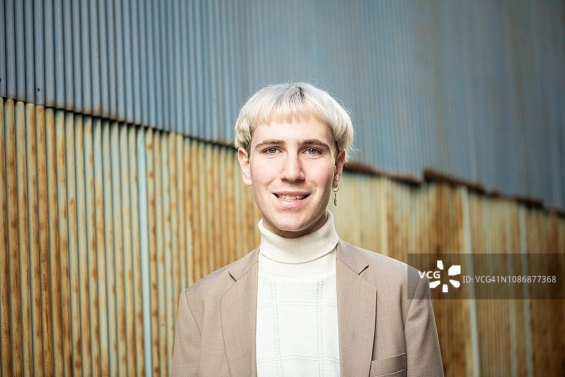 古怪年轻男人的肖像图片素材