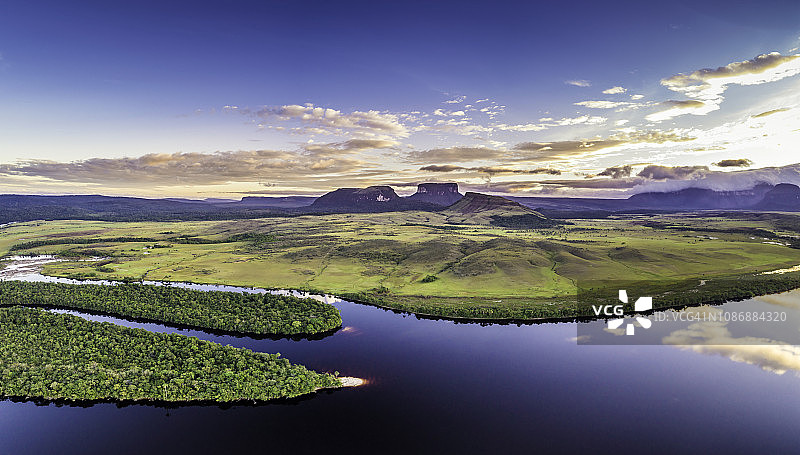 卡奈马国家公园晨曦全景：平顶山和卡劳河图片素材